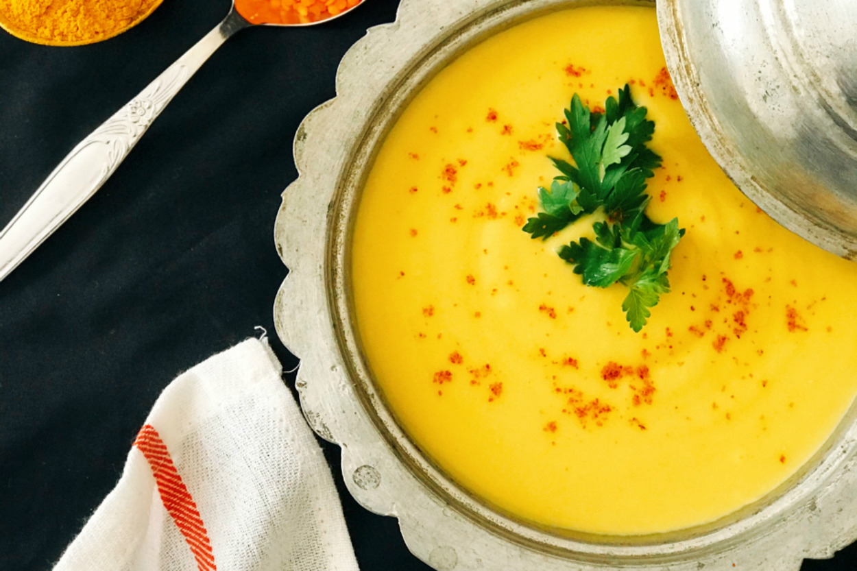 Altın Renginde: Zerdeçallı Süzme Mercimek Çorbası