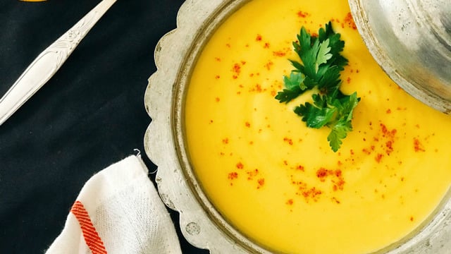 Altın Renginde: Zerdeçallı Süzme Mercimek Çorbası