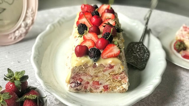 Beyaz Çikolata Rüyası: Çilekli Mozaik Pasta