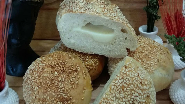 Bol Susamlı: Kaşarlı Pastane Poğaçası