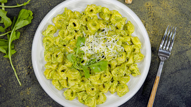 Sadece 10 Dakikada: Roka ve Fındık Pestolu Tortellini