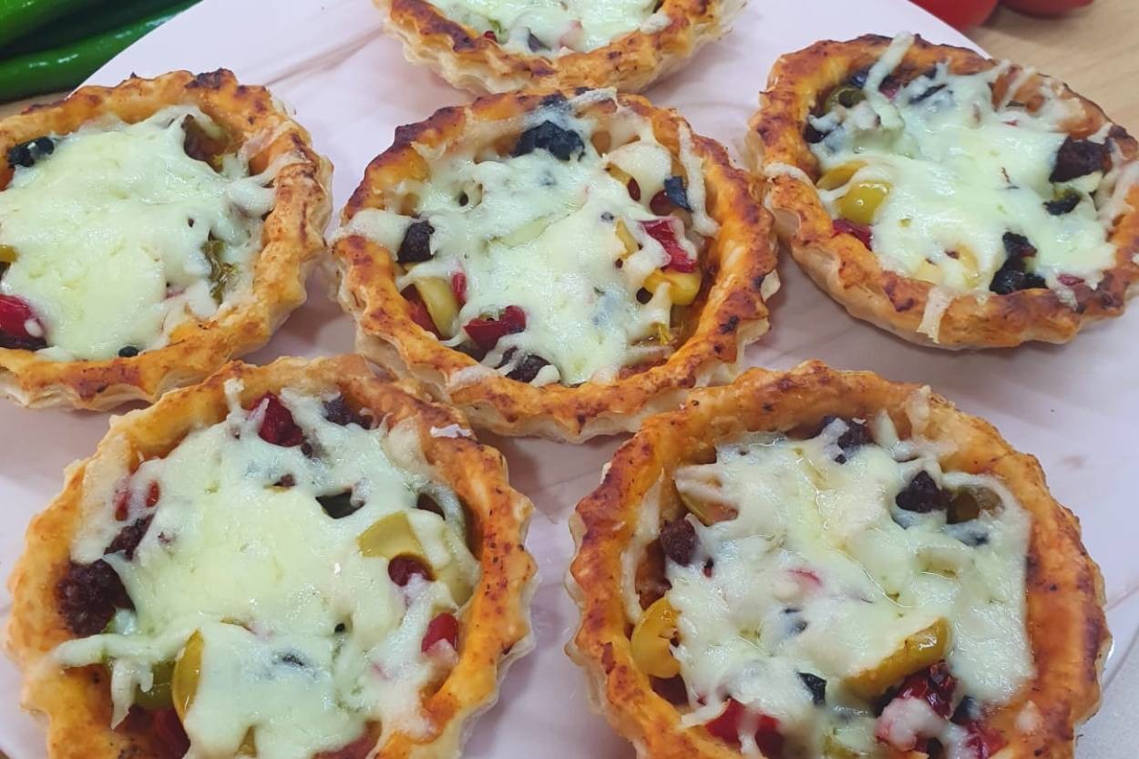 Herkesin Çok Seveceği: Kahvaltılık Milföyden Tart Pizza