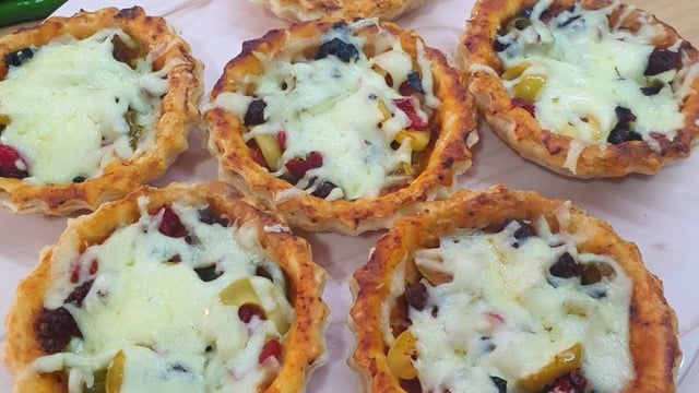Herkesin Çok Seveceği: Kahvaltılık Milföyden Tart Pizza