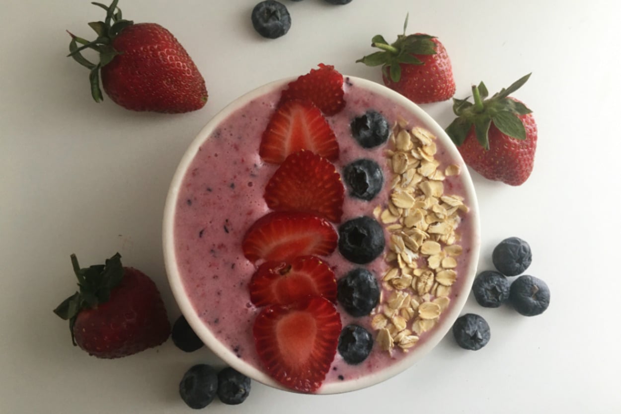 Ferahlatan Tatlı: Meyveli Smoothie Kasesi