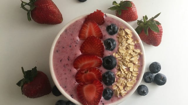 Ferahlatan Tatlı: Meyveli Smoothie Kasesi