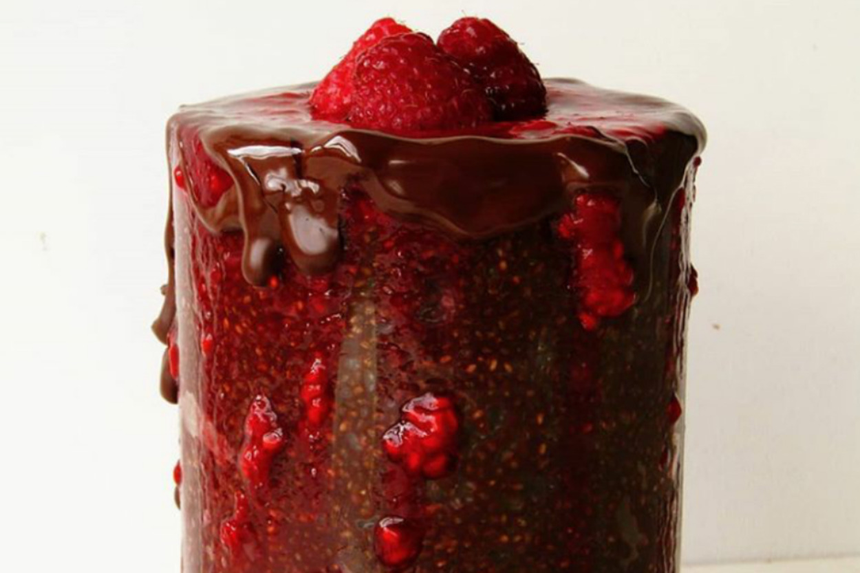 Rafine Şekersiz Tatlı Kaçamak: Frambuaz Soslu Chia Puding