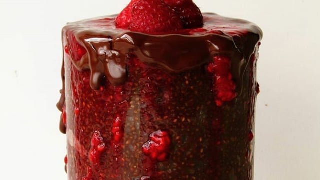 Rafine Şekersiz Tatlı Kaçamak: Frambuaz Soslu Chia Puding