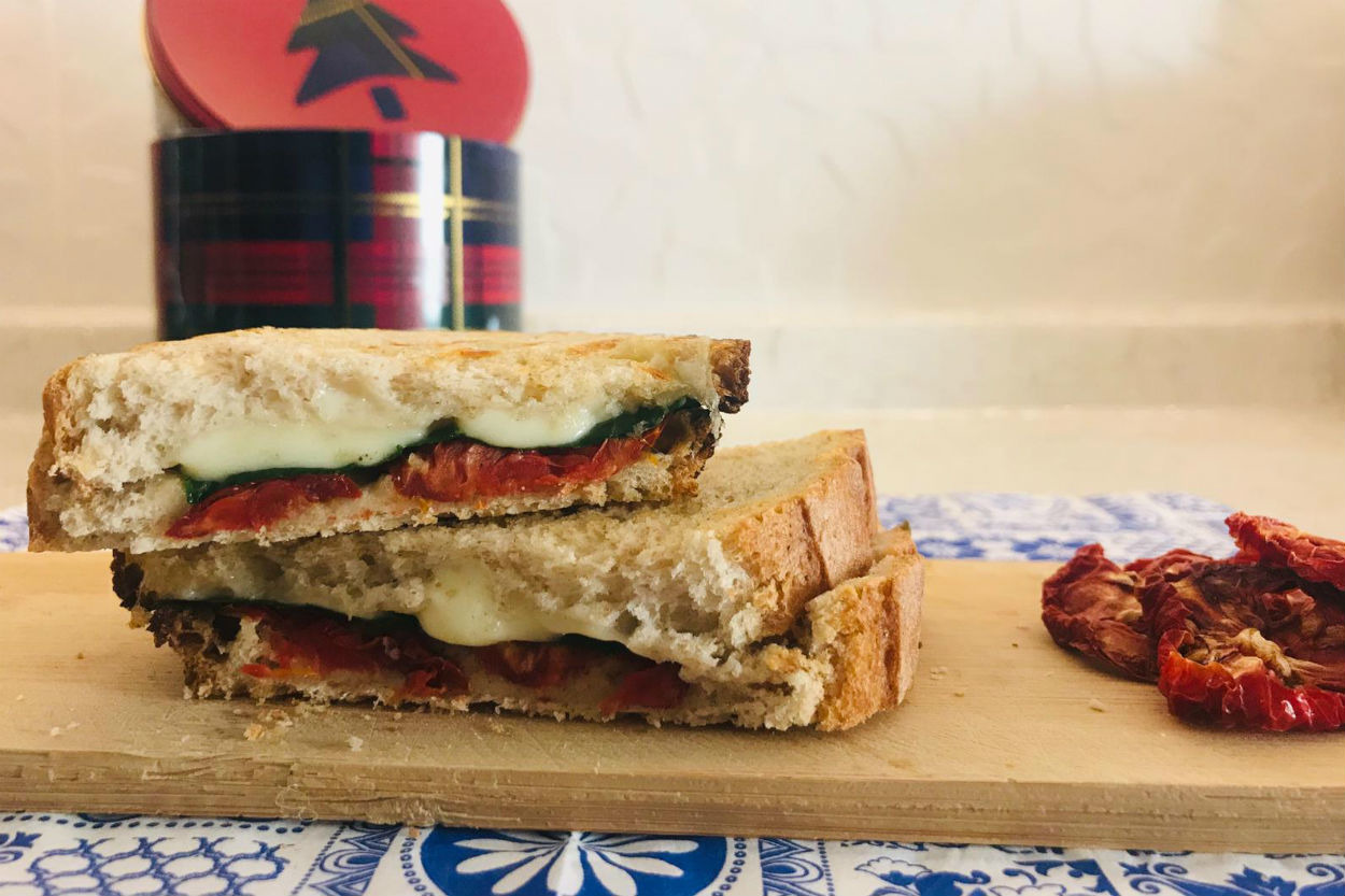 Tost Bildiklerimizden: Ispanaklı Kuru Domatesli Tost