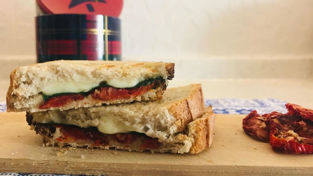 Tost Bildiklerimizden: Ispanaklı Kuru Domatesli Tost