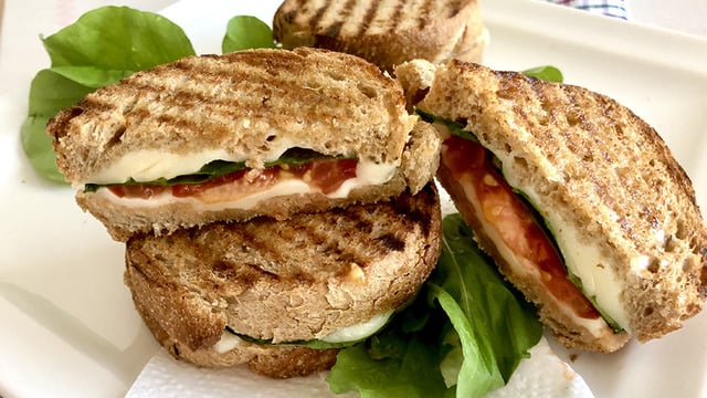 Küçük Dokunuşlarla Daha da Lezzetlenen: Domatesli Rokalı Tost
