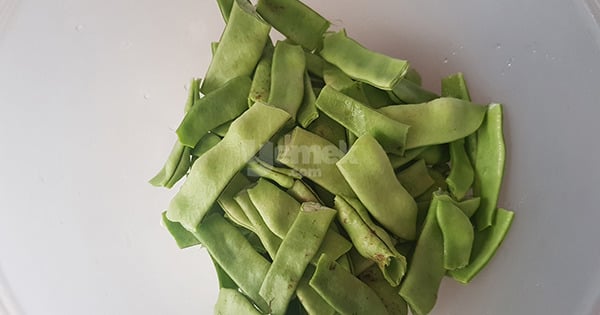 yumurtali-taze-fasulye-kavurmasi-adim-2