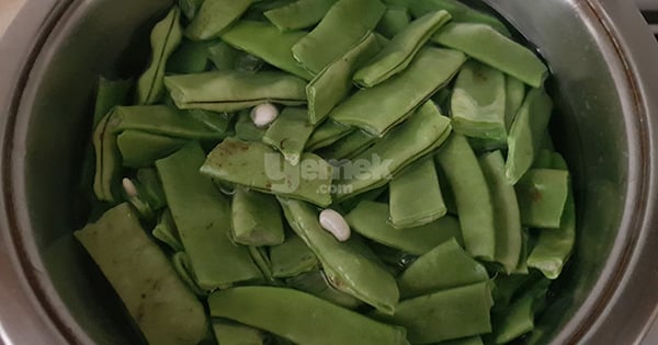 yumurtali-taze-fasulye-kavurmasi-adim-3