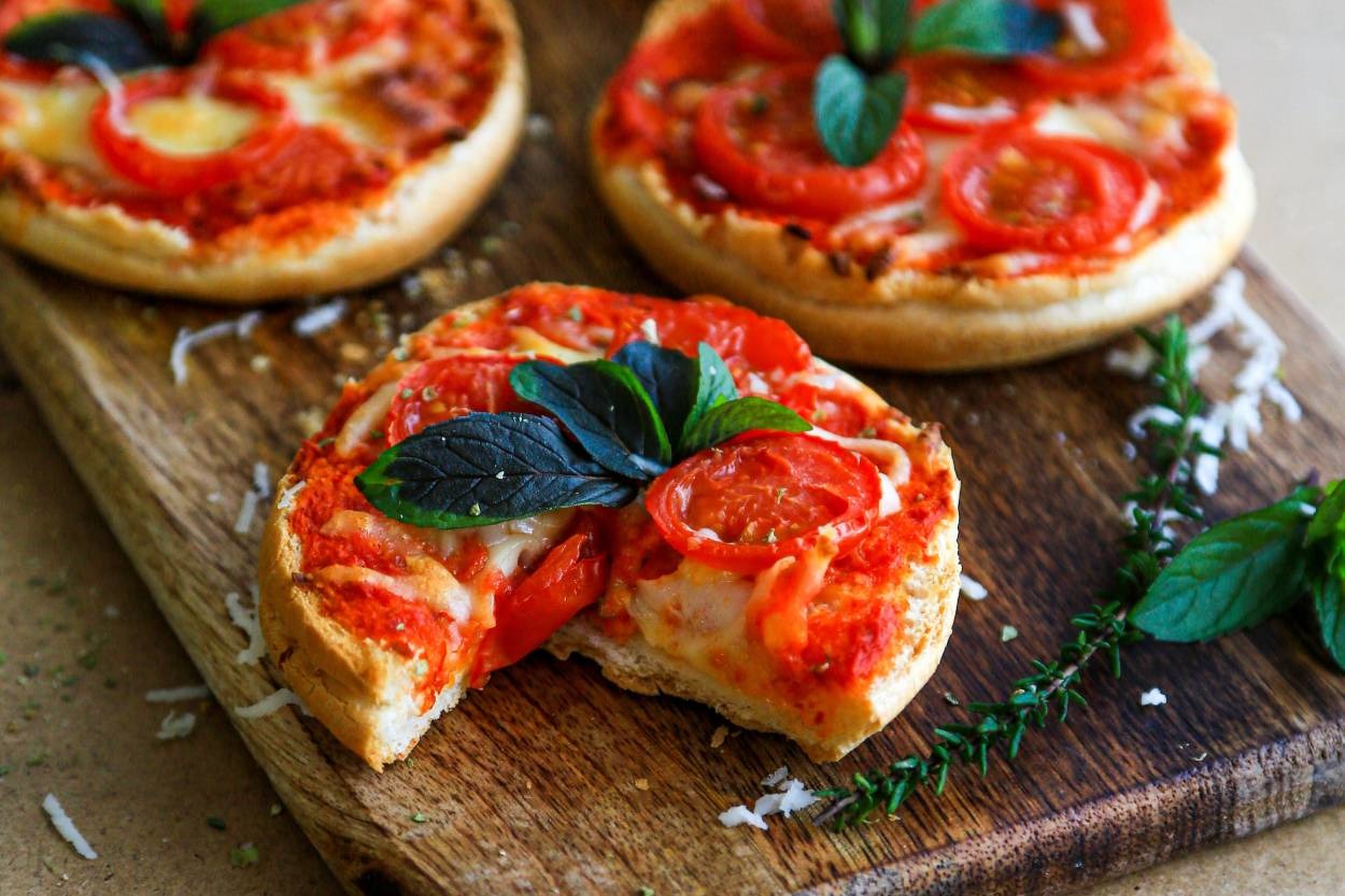 Hamur Yoğurmadan: Pratik Çay Saati Pizzası