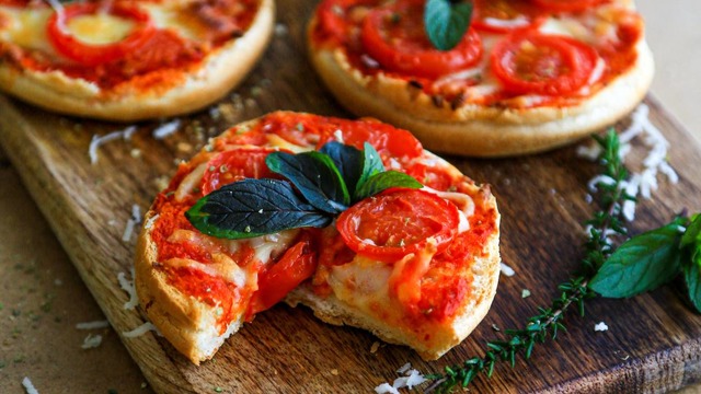 Hamur Yoğurmadan: Pratik Çay Saati Pizzası