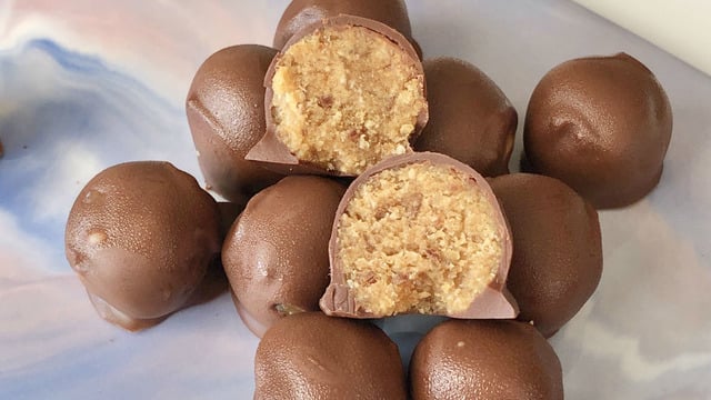 Sadece 4 Malzemeli: Fıstık Ezmeli Hurmalı Lezzet Topları