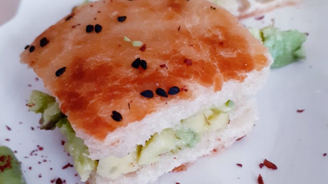 Masum Bir Ara Öğün: Avokadolu Tost