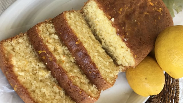 Limon Bahçelerine Yolculuk: Glaze Soslu Limonlu Kek
