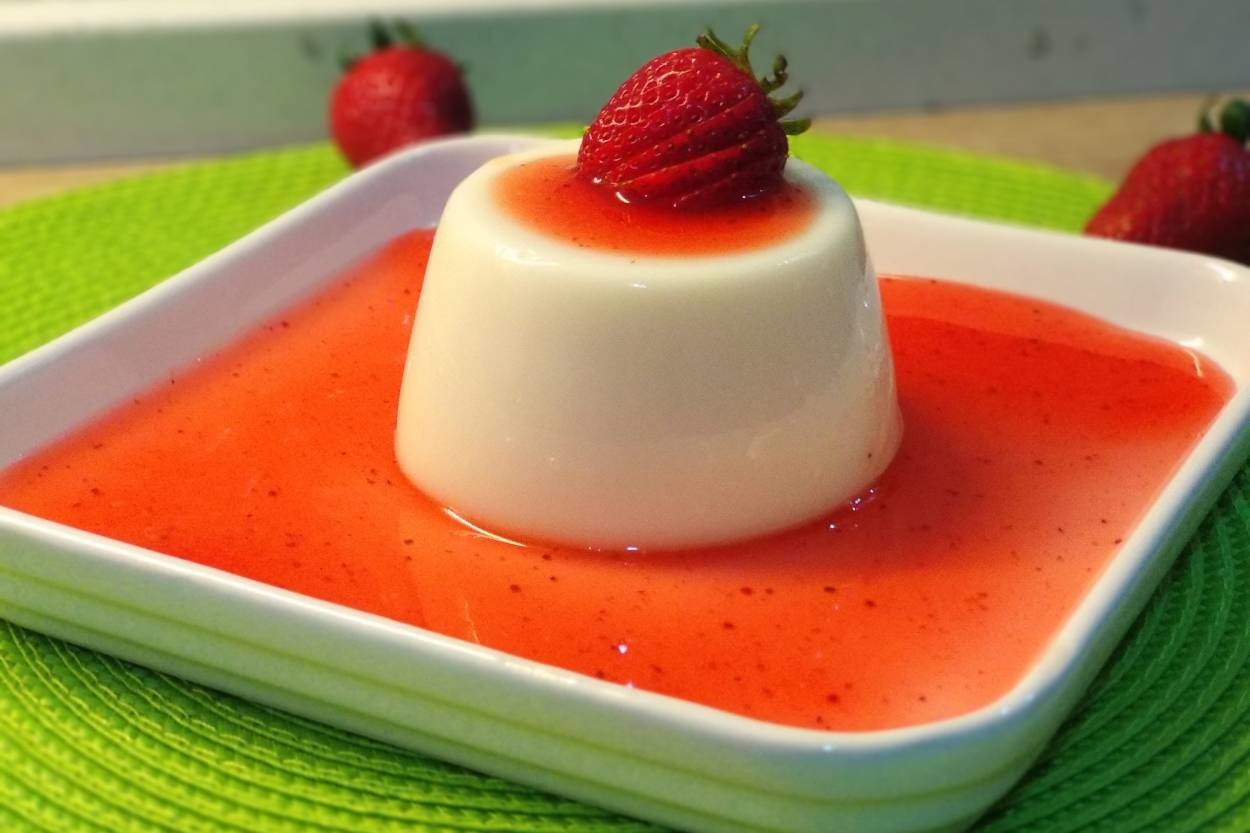 Az Malzemesiyle: Meyve Soslu Sütlü Tatlı