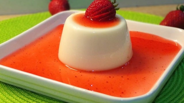 Az Malzemesiyle: Meyve Soslu Sütlü Tatlı