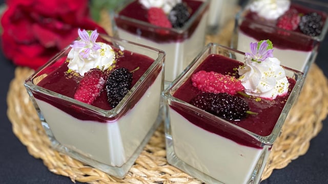 Jelatinsiz Hazırlanır: Orman Meyveli Panna Cotta