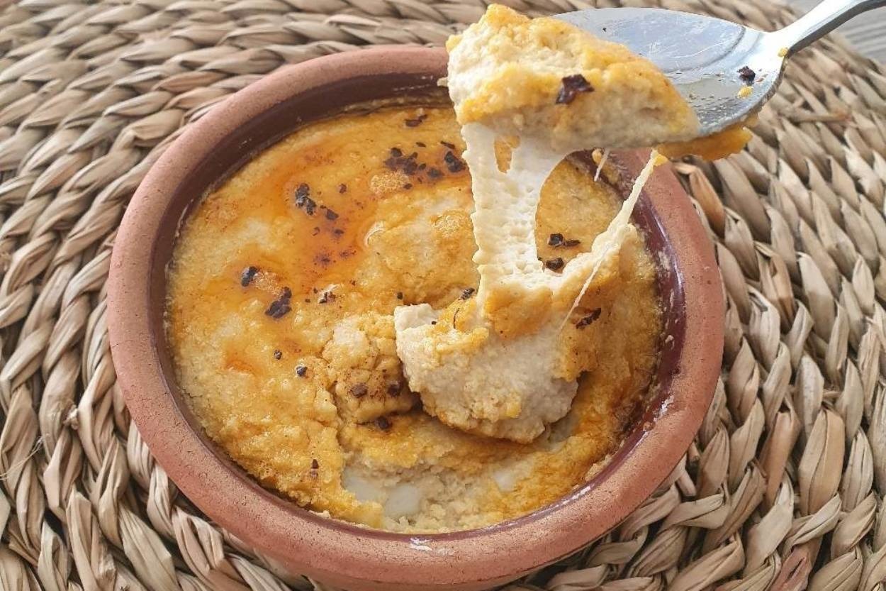 Sofralara Vazgeçilmez Olacak: Güveçte Kaşarlı Humus