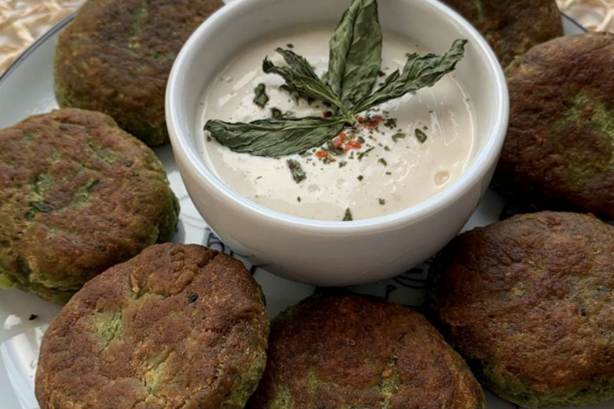 Tahin Kokusuyla: Yoğurt Soslu Falafel