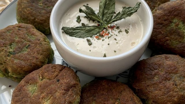 Tahin Kokusuyla: Yoğurt Soslu Falafel