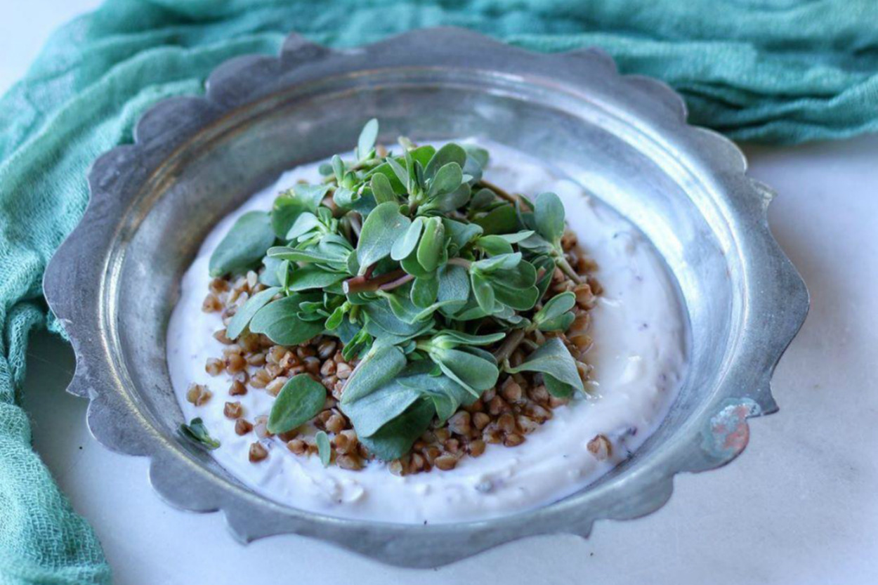 Yaza Çok Yakışır: Semizotlu Karabuğday Salatası