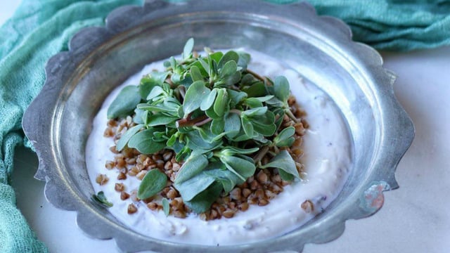 Yaza Çok Yakışır: Semizotlu Karabuğday Salatası