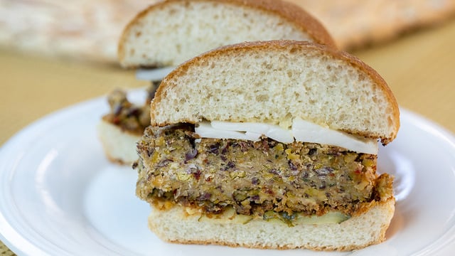 Tadı Damakta Kalacak: Vegan Peynirli Vejetaryen Burger