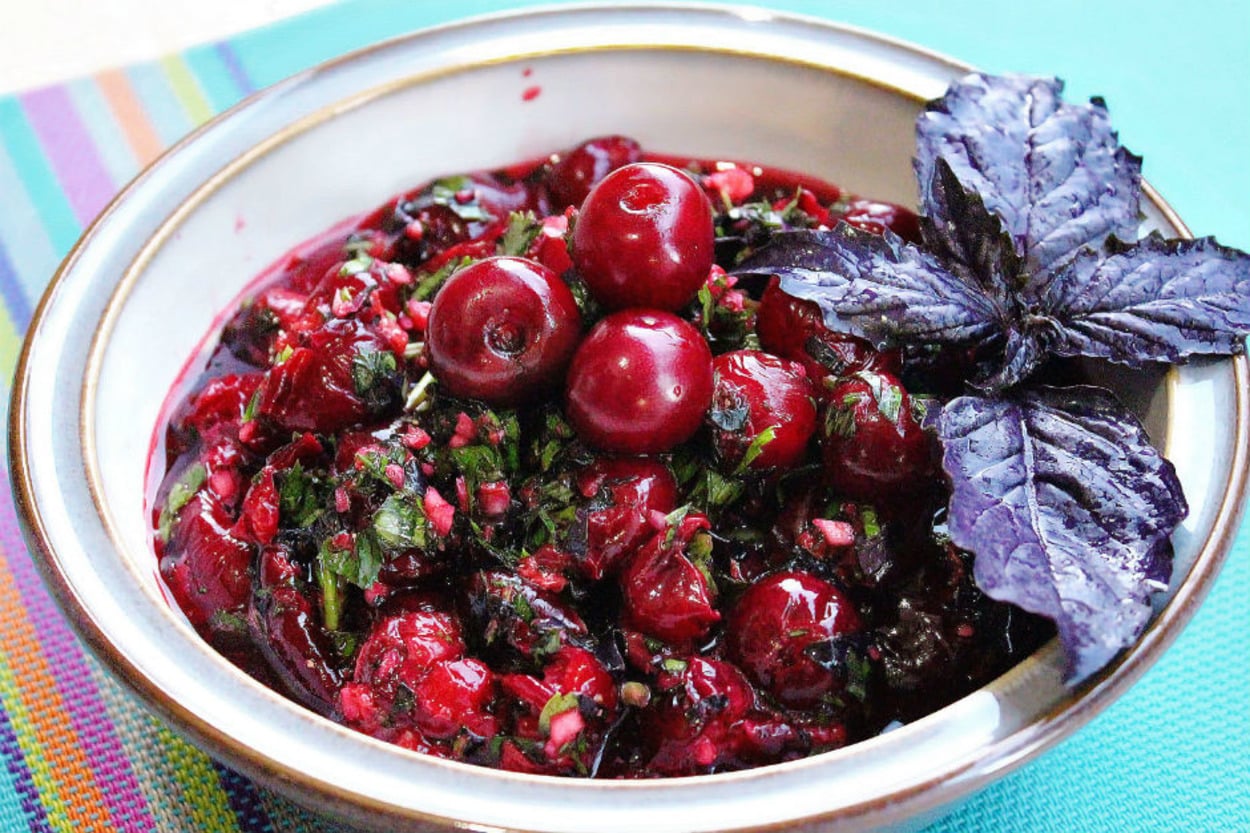 Ferahlatıcı Yaz Salatası: Vişne Döymeci