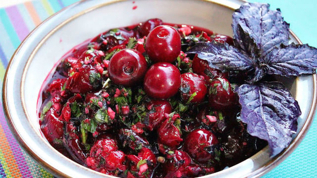 Ferahlatıcı Yaz Salatası: Vişne Döymeci
