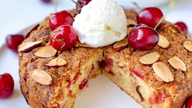 Farklılık Sevenlere: Kirazlı Crumble Kek
