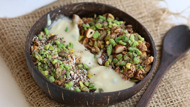 Tüm Lezzetler Bir Arada: Muzlu Granola Kasesi