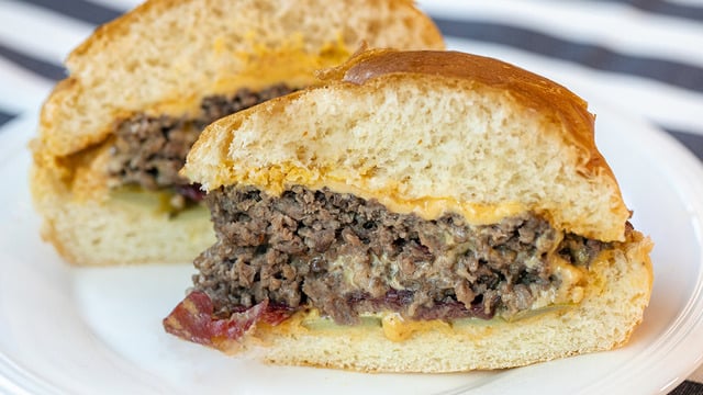 Eriyen Peyniriyle: Füme Etli Cheeseburger