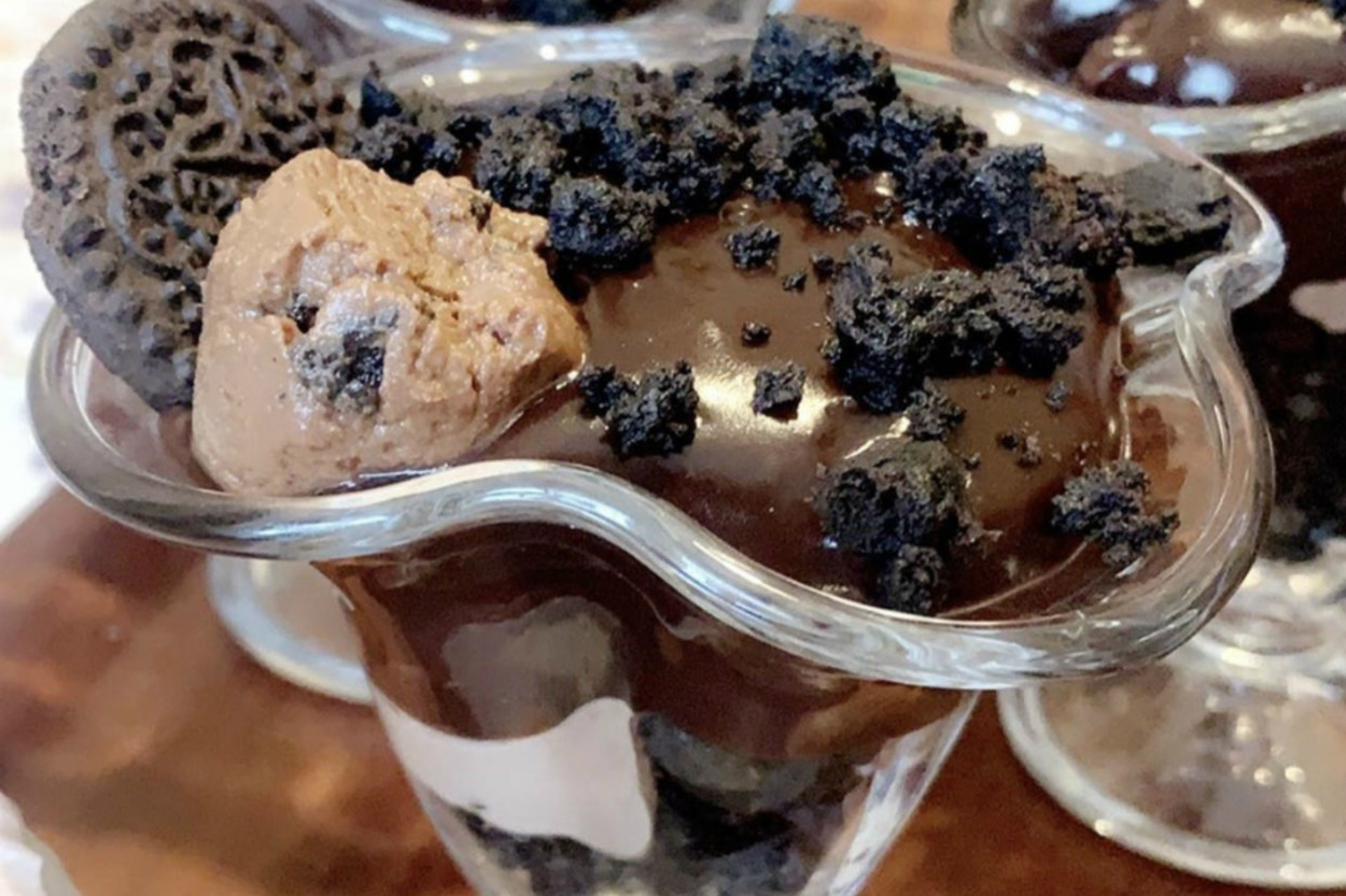 Porsiyonluk Lezzet: Kakaolu Bisküvili Kupta Cheesecake