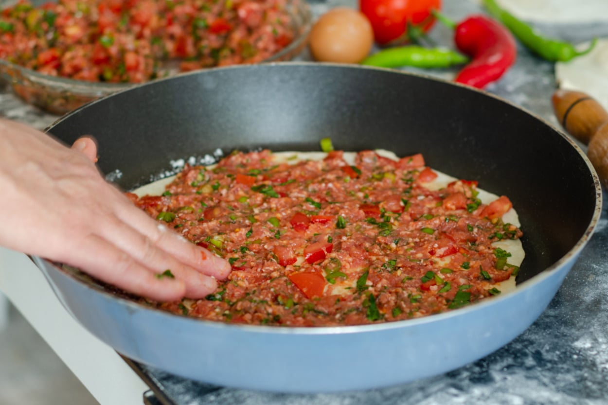 Üzeri Çiğ Kalmaz, Pişerken Kurumaz: Tavada Lahmacun Nasıl Yapılır?