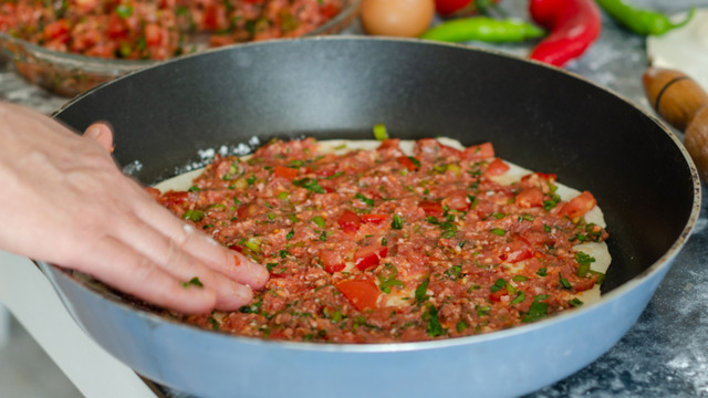 Üzeri Çiğ Kalmaz, Pişerken Kurumaz: Tavada Lahmacun Nasıl Yapılır?