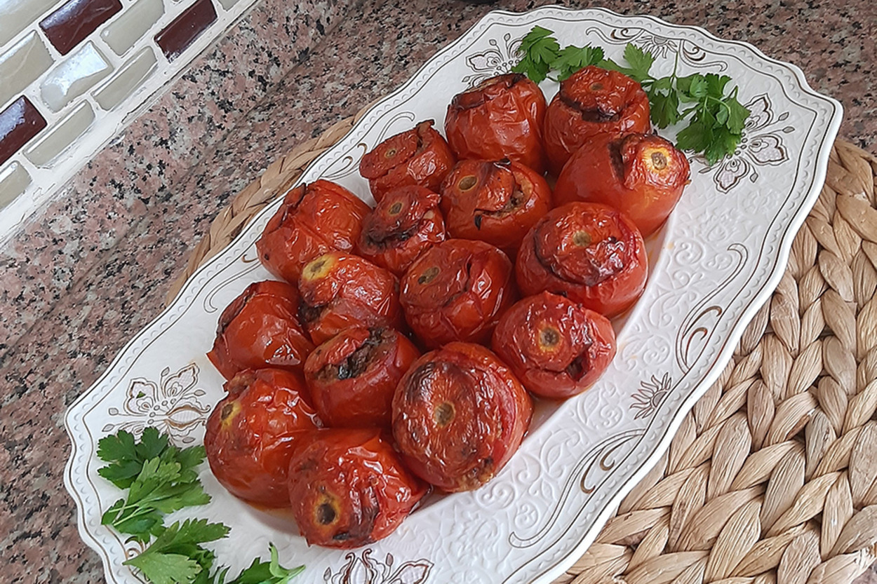 Sofralarda Baş Köşeye: Domates Dolması