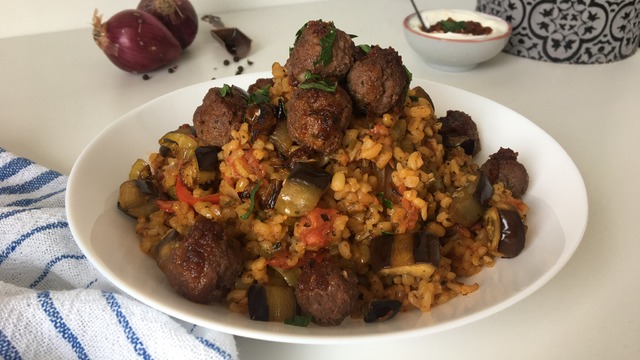 Yanına da Enfes Bir Ayran: Köfteli Patlıcanlı Bulgur Pilavı