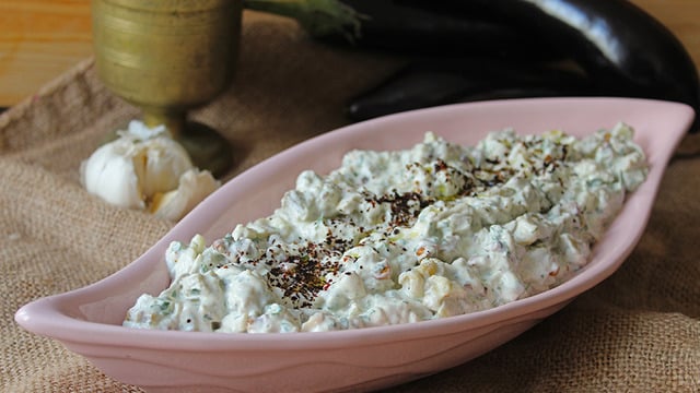 İştah Açan Kokusuyla: Cevizli Labneli Köz Patlıcan Salatası