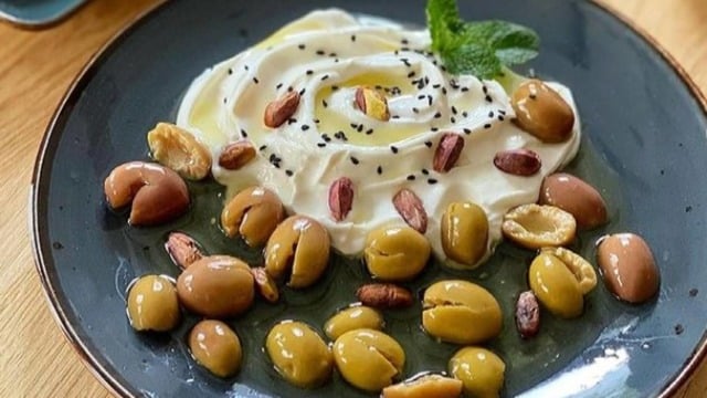 Taze Kahvaltılık: Süzme Yoğurtlu Peynir Ezmeli Tane Zeytinler