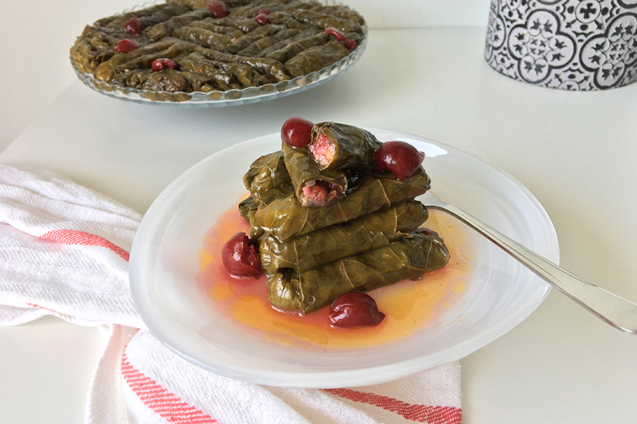 İnce İnce Sarılan: Zeytinyağlı Vişneli Yaprak Sarma