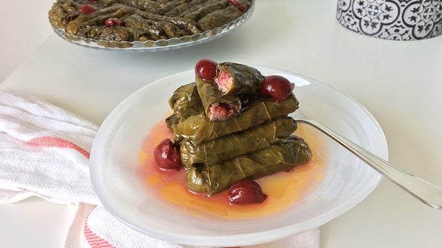 İnce İnce Sarılan: Zeytinyağlı Vişneli Yaprak Sarma