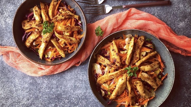Başlı Başına Bir Öğün: Tavuklu Mevsim Salatası