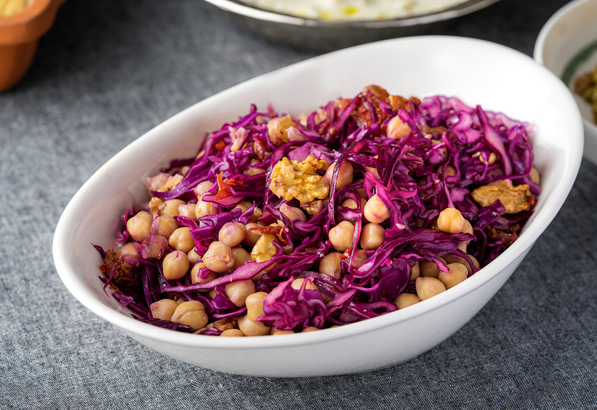 Nohut da Çok Yakıştı: Kuru Domatesli Lahana Salatası Tarifi