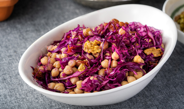 Nohut da Çok Yakıştı: Kuru Domatesli Lahana Salatası