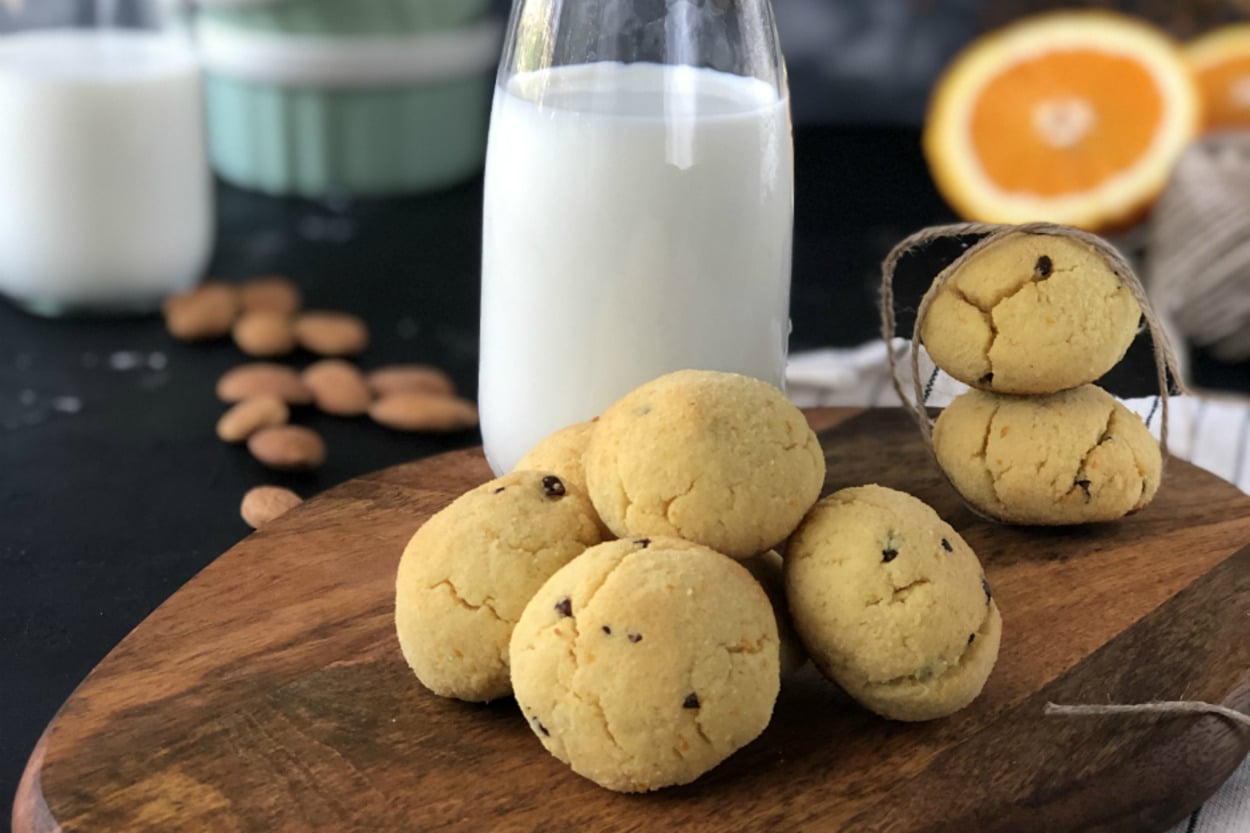 Bir Bardak Sütle Enfes Olur: Narenciyeli Şekersiz Kurabiye