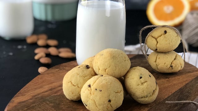 Bir Bardak Sütle Enfes Olur: Narenciyeli Şekersiz Kurabiye