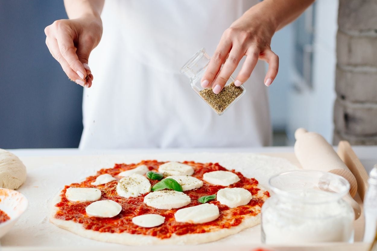 3 Farklı Tarifle: Pizzacıların İçeriğini Sır Gibi Sakladığı Nefis Pizza Baharatı Nasıl Yapılır?